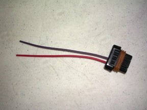 PLUG ALTERNATOR 95A